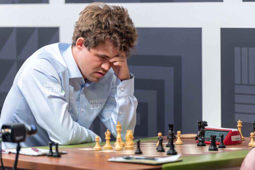 Magnus Carlsen, melhor jogador de xadrez do mundo, passa blefe